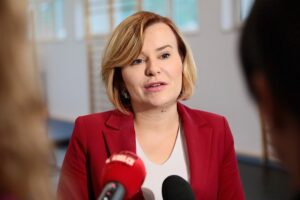 30.08.2021. Nowa Słupia. Oficjalne otwarcie zmodernizowanej hali sportowej przy Szkole Podstawowej w Nowej Słupi. Na zdjęciu Anna Krupka - wiceminister kultury, dziedzictwa narodowego i sportu / Wiktor Taszłow / Radio Kielce