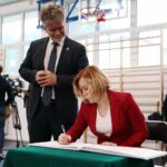 30.08.2021. Nowa Słupia.  Oficjalne otwarcie zmodernizowanej hali sportowej przy Szkole Podstawowej w Nowej Słupi. Na zdjęciu (od lewej): Krzysztof Słoń - senator PiS, Anna Krupka - wiceminister kultury, dziedzictwa narodowego i sportu / Wiktor Taszłow / Radio Kielce