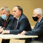 30.08.2021. Kielce. Sesja Sejmiku Województwa Świętokrzyskiego. Na zdjęciu (od lewej): Jarosław Rusiecki - senator PiS, Marek Kwitek - poseł PiS i Krzysztof Lipiec - prezes świętokrzyskich struktur PiS / Wiktor Taszłow / Radio Kielce