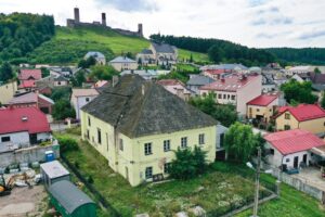 20.08.2021 Chęciny. Dawna synagoga / Jarosław Kubalski / Radio Kielce