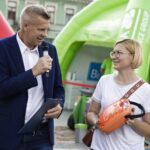 28.08.2021. Kielce. Festyn rodzinny. Przekazanie defibrylatora. Na zdjęciu (z lewej): Bogdan Wenta - prezydent Kielc / Jarosław Kubalski / Radio Kielce