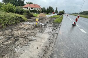 26.08.2021. Kielce. Budowa ścieżki rowerowej wzdłuż ulicy Krakowskiej / Wiktor Taszłow / Radio Kielce