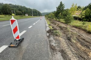 26.08.2021. Kielce. Budowa ścieżki rowerowej wzdłuż ulicy Krakowskiej / Wiktor Taszłow / Radio Kielce