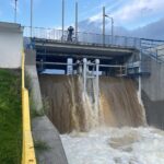 31.08.2021. Skutki miejscowych nawałnic. Spust wody z zalewu w Cedzynie / Jarosław Kubalski / Radio Kielce