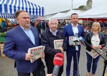 26.08.2021. Jędrzejów. Promocja Polskiego Ładu dla rolników. Na zdjęciu (od lewej): poseł Marek Kwitek, poseł Krzysztof Lipiec, Paweł Faryna - starosta jędrzejowski, Maria Barańska - wicestarosta jędrzejowski / Marcin Marszałek / Radio Kielce