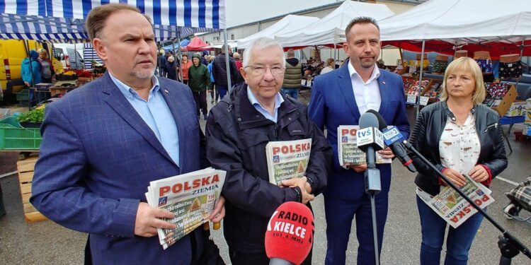 26.08.2021. Jędrzejów. Promocja Polskiego Ładu dla rolników. Na zdjęciu (od lewej): poseł Marek Kwitek, poseł Krzysztof Lipiec, Paweł Faryna - starosta jędrzejowski, Maria Barańska - wicestarosta jędrzejowski / Marcin Marszałek / Radio Kielce