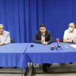 02.08.2021 Kielce. Spotkanie mieszkańców Ślichowic w sprawie planowanej inwestycji budowlanej u zbiegu ulic Szajnowicza i Massalskiego. Na zdjęciu (od lewej): radny Tadeusz Kozior, radny Marcin Stępniewski i prezes spółdzielni "Domator" Jacek Rek / Jarosław Kubalski / Radio Kielce