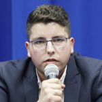 02.08.2021 Kielce. Spotkanie mieszkańców Ślichowic w sprawie planowanej inwestycji budowlanej u zbiegu ulic Szajnowicza i Massalskiego. Na zdjęciu: radny Marcin Stępniewski / Jarosław Kubalski / Radio Kielce