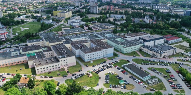 06.07.2021 Kielce. Świętokrzyskie Centrum Onkologii i parkingi wokoło ŚCO / Jarosław Kubalski / Radio Kielce