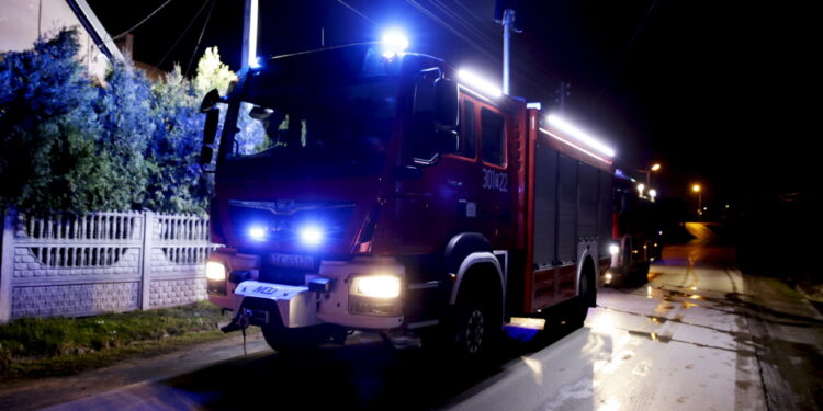 21.03.2016 Kielce. Ulica Starogórska. Strażacy dogaszają drzwi stodoły na jednej z posesji. Prawdopodobnie doszło do podpalenia. / Jarosław Kubalski / Radio Kielce