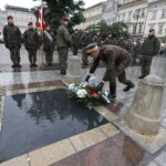 06.08.2021 Kraków. 56. Marsz Szlakiem I Kompanii Kadrowej. Kwiaty przed tablicą upamiętniającą Tadeusza Kościuszkę składają Dionizy Krawczyński - komendant marszu i Daniel Woś - rzecznik prasowy ŚBOT / Jarosław Kubalski / Radio Kielce