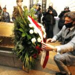 06.08.2021 Kraków. 56. Marsz Szlakiem I Kompanii Kadrowej. Krypta Marszałka Józefa Piłsudskiego. Kwiaty składa przedstawiciel Prezydenta RP Andrzeja Dudy Piotr Serafin / Jarosław Kubalski / Radio Kielce