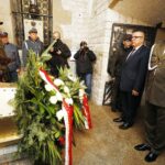 06.08.2021 Kraków. 56. Marsz Szlakiem I Kompanii Kadrowej. Krypta Marszałka Józefa Piłsudskiego. Kwiaty składaja dyrektor gabinetu Jana Józega Kasprzyka Wojciech Lesiak i płk Artur Frączek / Jarosław Kubalski / Radio Kielce