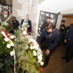 06.08.2021 Kraków. 56. Marsz Szlakiem I Kompanii Kadrowej. Krypta Marszałka Józefa Piłsudskiego. Kwiaty składają wojewoda małopolski Ĺukasz Kmita i wicewojewoda małopolski Józef Leśniak / Jarosław Kubalski / Radio Kielce