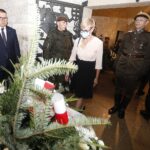 06.08.2021 Kraków. 56. Marsz Szlakiem I Kompanii Kadrowej. Krypta Marszałka Józefa Piłsudskiego. Kwiaty składają dyrektor kancelarii prezydenta Krakowa Anna Frankiewicz i komendant marszu Dionizy Krawczyński / Jarosław Kubalski / Radio Kielce