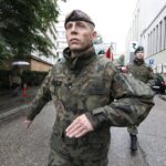 06.08.2021 Kraków. Marsz Szlakiem I Kompanii Kadrowej. Wymarsz z Oleandrów / Jarosław Kubalski / Radio Kielce