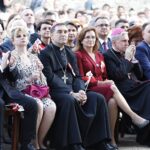 13.08.2021. Ujazd. Koncert "Polska dziękuje - w duchu Niepodległej" . Na zdjęciu (od lewej): Andrzej Bętkowski - marszałek województwa świętokrzyskiego; trzeci z lewej: Piotr Sawczuk - biskup drohiczyński, Agata Wojtyszek - poseł PiS, Krzysztof Nitkiewicz - biskup sandomierski, Marek Kwitek - poseł PiS / Jarosław Kubalski / Radio Kielce