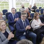 29.08.2021 Radio Kielce. Podsumowanie lata z Radiem Kielce. Piknik w ogrodach radiowych. Na zdjęciu burmistrz Chmielnika Paweł Wójcik, przed nim wicestarosta kielecki Tomasz pleban, dyrektor kieleckiego oddziału NFZ Małgorzata Kiebzak i profesor Collegium Medicum UJK Wojciech Kiebzak / Jarosław Kubalski / Radio Kielce