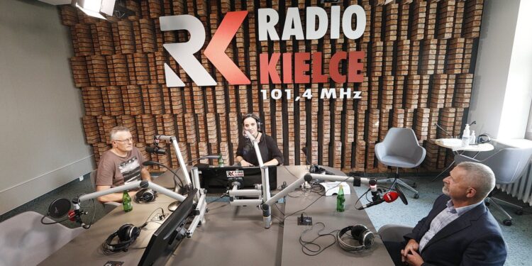 12.08.2021 Radio Kielce. Punkty Widzenia. Na zdjęciu od lewej: dr n. med. Wojciech Przybylski - dyrektor szpitala w Końskich , Magdalena Sitek - prowadząca audycję i świętokrzyski kurator oświaty Kazimierz Mądzik / Sebastian Kalwat / Radio Kielce