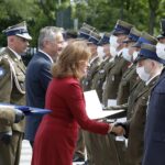 13.08.2021  Kielce. Centrum Przygotowań do Misji Zagranicznych. Święto Wojska Polskiego. Odznaczenia resortowe dla żołnierzy wręczają: poseł Agata Wojtyszek, wojewoda Zbigniew Koniusz i komendant CPdMZ płk Paweł Chabielski / Jarosław Kubalski / Radio Kielce