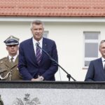 13.08.2021  Kielce. Centrum Przygotowań do Misji Zagranicznych. Święto Wojska Polskiego. Na zdjęciu od lewej: komendant CPdMZ płk Paweł Chabielski, prezydent Kielc Bogdan Wenta i wojewoda Zbigniew Koniusz / Jarosław Kubalski / Radio Kielce