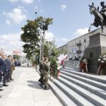15.08.2021 Kielce. Dzień Wojska Polskiego. Złożenie wieńców pod pomnikiem Marszałka Józefa Piłsudskiego. Na zdjęciu od lewej:przewodniczący sejmiku świętokrzyskiego Andrzej Pruś, prezydent Kielc Bogdan Wenta, wojewoda Zbigniew Koniusz, przewodniczący Rady Miasta Kielce Jarosław Karyś i mjr. Jacek Stefaniak / Jarosław Kubalski / Radio Kielce