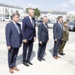 15.08.2021 Kielce. Dzień Wojska Polskiego. Złożenie wieńców pod pomnikiem Marszałka Józefa Piłsudskiego. Na zdjęciu od lewej:przewodniczący sejmiku świętokrzyskiego Andrzej Pruś, prezydent Kielc Bogdan Wenta, wojewoda Zbigniew Koniusz, przewodniczący Rady Miasta Kielce Jarosław Karyś i mjr. Jacek Stefaniak / Jarosław Kubalski / Radio Kielce