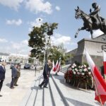 15.08.2021 Kielce. Dzień Wojska Polskiego. Złożenie wieńców pod pomnikiem Marszałka Józefa Piłsudskiego. Na zdjęciu od lewej:przewodniczący sejmiku świętokrzyskiego Andrzej Pruś, prezydent Kielc Bogdan Wenta, przewodniczący Rady Miasta Kielce Jarosław Karyś, mjr. Jacek Stefaniak i wojewoda Zbigniew Koniusz, / Jarosław Kubalski / Radio Kielce