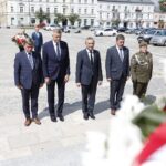 15.08.2021 Kielce. Dzień Wojska Polskiego. Złożenie wieńców pod pomnikiem Marszałka Józefa Piłsudskiego. Na zdjęciu od lewej:przewodniczący sejmiku świętokrzyskiego Andrzej Pruś, prezydent Kielc Bogdan Wenta, wojewoda Zbigniew Koniusz, przewodniczący Rady Miasta Kielce Jarosław Karyś i mjr. Jacek Stefaniak / Jarosław Kubalski / Radio Kielce