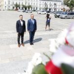 15.08.2021 Kielce. Dzień Wojska Polskiego. Złożenie wieńców pod pomnikiem Marszałka Józefa Piłsudskiego. Na zdjęciu od lewej: dyrektor Biura Zarządu Regionu Świętokrzyskiej PO Michał Piasecki i szef świętokrzyskiej PO Artur Gierada / Jarosław Kubalski / Radio Kielce