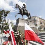 15.08.2021 Kielce. Dzień Wojska Polskiego. Złożenie wieńców pod pomnikiem Marszałka Józefa Piłsudskiego / Jarosław Kubalski / Radio Kielce