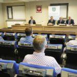 17.08.2021 Kielce. Starostwo powiatowe. Przyznanie dofinansowania z PFRON na działania dla niepełnosprawnych. Na zdjęciu od lewej: senator Krzysztof Słoń, starosta Mirosław Gębski, dyrektor świętokrzyskiego oddziału PFRON Andrzej Michalski i członek zarządu powiatu Stefan Bąk / Jarosław Kubalski / Radio Kielce