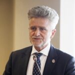 17.08.2021 Kielce. Starostwo powiatowe. Przyznanie dofinansowania z PFRON na działania dla niepełnosprawnych. Na zdjęciu: senator Krzysztof Słoń / Jarosław Kubalski / Radio Kielce