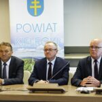 17.08.2021 Kielce. Starostwo powiatowe. Przyznanie dofinansowania z PFRON na działania dla niepełnosprawnych. Na zdjęciu od lewej: starosta Mirosław Gębski, dyrektor świętokrzyskiego oddziału PFRON Andrzej Michalski i członek zarządu powiatu Stefan Bąk / Jarosław Kubalski / Radio Kielce
