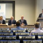 17.08.2021 Kielce. Starostwo powiatowe. Przyznanie dofinansowania z PFRON na działania dla niepełnosprawnych. Na zdjęciu od lewej: starosta Mirosław Gębski, dyrektor świętokrzyskiego oddziału PFRON Andrzej Michalski, członek zarządu powiatu Stefan Bąk i senator Krzysztof Słoń / Jarosław Kubalski / Radio Kielce