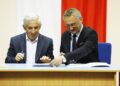 18.08.2021 Kielce. ŚUW. Podpisanie umów o przekazanie środków na usuwanie skutków klęsk żywiołowych. Na zdjęciu od lewej: Burmistrz Kazimierzy Wielkiej Adam Bodzioch i wojewoda Zbigniew Koniusz / Jarosław Kubalski / Radio Kielce