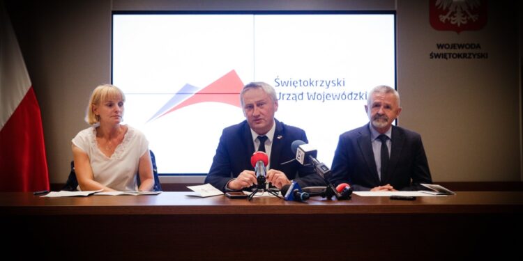 23.08.2021 Kielce ŚUW. Konferencja na temat dofinansowania wycieczek szkolnych w ramach programu Polski Ład. Na zdjęciu od lewej: zastępca naczelnika Delegatury IPN w Kielcach Patrycja Zatorska-Milewska, wojewoda Zbigniew Koniusz i świętokrzyski kurator oświaty Kazimierz Mądzik / Jarosław Kubalski / Radio Kielce