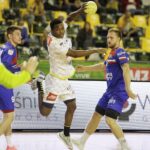 24.08.2021 Kielce. Mecz Łomża Vive Kielce – Azoty Puławy. Z piłką Dylan Nahi / Jarosław Kubalski / Radio Kielce