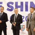 27.08.2021 Kielce. Letni Obóz Karate Shinkyokushinkai. Na zdjęciu od lewej: Łukasz Korus - kier. Departamentu Edukacji, Sportu i Turystyki w Świętokrzyskim Urzędzie Marszałkowskim, Zbigniew Koniusz - wojewoda i Marcin Chłodnicki - zastępca prezydenta Kielc / Jarosław Kubalski / Radio Kielce