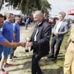 28.08.2021 Chańcza. XIX edycjia Otwartych Mistrzostw Województwa Świętokrzyskiego Grup Szybkiego Reagowania na Wodzie – Chańcza 2021. Wojewoda Zbigniew Koniusz, senator Krzysztof Słoń i  Świętokrzyski Komendant Wojewódzkiej Państwowej Straży Pożarnej w Kielcach st. bryg. Krzysztof Ciosek wręczają puchary i nagrody. 6 miejsce - JRG Nr 3 Kielce / Jarosław Kubalski / Radio Kielce