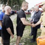 28.08.2021 Chańcza. XIX edycjia Otwartych Mistrzostw Województwa Świętokrzyskiego Grup Szybkiego Reagowania na Wodzie – Chańcza 2021. Wojewoda Zbigniew Koniusz, senator Krzysztof Słoń i  Świętokrzyski Komendant Wojewódzkiej Państwowej Straży Pożarnej w Kielcach st. bryg. Krzysztof Ciosek wręczają puchary i nagrody. 5 miejsce - OSP Klimontów / Jarosław Kubalski / Radio Kielce