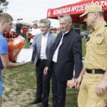 28.08.2021 Chańcza. XIX edycjia Otwartych Mistrzostw Województwa Świętokrzyskiego Grup Szybkiego Reagowania na Wodzie – Chańcza 2021. Wojewoda Zbigniew Koniusz, senator Krzysztof Słoń i  Świętokrzyski Komendant Wojewódzkiej Państwowej Straży Pożarnej w Kielcach st. bryg. Krzysztof Ciosek wręczają puchary i nagrody. 4 miejsce - OSP Wola Jachowa / Jarosław Kubalski / Radio Kielce