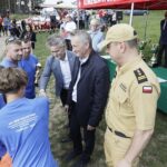 28.08.2021 Chańcza. XIX edycjia Otwartych Mistrzostw Województwa Świętokrzyskiego Grup Szybkiego Reagowania na Wodzie – Chańcza 2021. Wojewoda Zbigniew Koniusz, senator Krzysztof Słoń i  Świętokrzyski Komendant Wojewódzkiej Państwowej Straży Pożarnej w Kielcach st. bryg. Krzysztof Ciosek wręczają puchary i nagrody. 3 miejsce - OSP Śladków Mały / Jarosław Kubalski / Radio Kielce