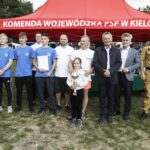 28.08.2021 Chańcza. XIX edycja Otwartych Mistrzostw Województwa Świętokrzyskiego Grup Szybkiego Reagowania na Wodzie – Chańcza 2021. Wojewoda Zbigniew Koniusz, senator Krzysztof Słoń i  Świętokrzyski Komendant Wojewódzkiej Państwowej Straży Pożarnej w Kielcach st. bryg. Krzysztof Ciosek wręczają puchary i nagrody.  2 miejsce - OSP Raków / Jarosław Kubalski / Radio Kielce