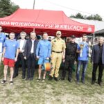 28.08.2021 Chańcza. XIX edycja Otwartych Mistrzostw Województwa Świętokrzyskiego Grup Szybkiego Reagowania na Wodzie – Chańcza 2021. Wojewoda Zbigniew Koniusz, senator Krzysztof Słoń i  Świętokrzyski Komendant Wojewódzkiej Państwowej Straży Pożarnej w Kielcach st. bryg. Krzysztof Ciosek wręczają puchary i nagrody. 1 miejsce - JRG Nr 1 Kielce / Jarosław Kubalski / Radio Kielce