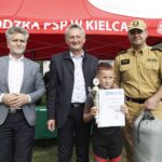 28.08.2021 Chańcza. XIX edycja Otwartych Mistrzostw Województwa Świętokrzyskiego Grup Szybkiego Reagowania na Wodzie – Chańcza 2021. Na zdjęciu od lewej:  senator Krzysztof Słoń, wojewoda Zbigniew Koniusz, najmłodszy uczestnik mistrzostw (7l.) Krzysztof Kapusta i  Świętokrzyski Komendant Wojewódzkiej Państwowej Straży Pożarnej w Kielcach st. bryg. Krzysztof Ciosek / Jarosław Kubalski / Radio Kielce