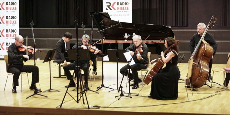 28.08.2021 Kielce. Zespół Państwowych Szkół Muzycznych. Koncert z cyklu "Chopinowskie inspiracje". Za fortepianem Viet Trung Nguyen oraz Kwintet Smyczkowy Arso / Jarosław Kubalski / Radio Kielce