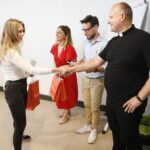 04.08.2021 Kielce. Nagrody dla wolontariuszy. Na zdjęciu od lewej: Karolina Miernik, Magdalena Buczyńska - wiceprezes Regionalnego Centrum Wolontariatu w Kielcach, Wiktor Tutaj - prezes Regionalnego Centrum Wolontariatu w Kielcach i ks. Krzysztof Banasik - wicedyrektor kieleckiej CARITAS / Jarosław Kubalski / Radio Kielce