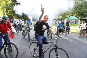 07.08.2021 Zagnańsk. Rajd rowerowy szlakiem Brygady Świętokrzyskiej Narodowych Sił Zbrojnych. Starosta kielecki Mirosław Gębski / Jarosław Kubalski / Radio Kielce