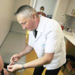 07.08.2021 Kielce. Mobilny punkt szczepień przed ŚUW. Wojewoda Zbigniew Koniusz szczepi chętnych przeciw COVID - 19 / Jarosław Kubalski / Radio Kielce